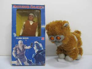lot 147 image: Vintage Mattel BATTLESTAR GALACTICA Colonial Warrior Action Figure & Plush Daggit Toy