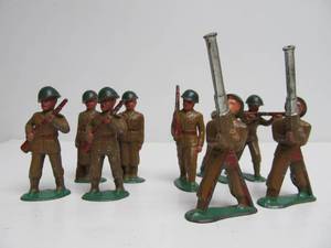 lot 195 image: Nice Group of Old Vintage Larger Size Metal Toy Soldiers