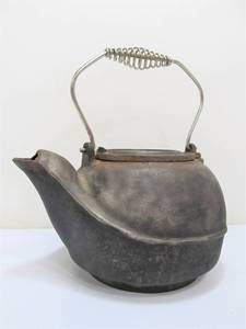 lot 252 image: Antique Cast Iron Teapot