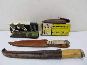 lot 261 image: Lot of 4 Knives 