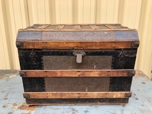 lot 320 image: Antique Trunk wUnusual Shape Lid