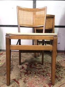 lot 184 image: Set of 4 Mid Century STAKMORE Folding Cane-Back Side Chairs