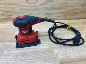 lot 73 image: MILWAUKEE 3 Amp 14 Sheet Corded Palm Sander