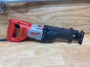 lot 7 image: MILWAUKEE 12 Amp SAWZALL Reciprocating Saw with Case