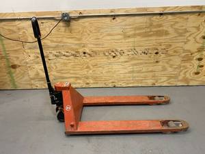 lot 101 image: BT 4 Pallet Jack
