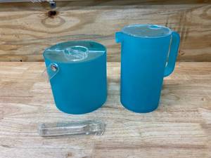 lot 118 image: Frosted Ice Bucket with Frosted Pitcher