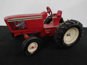 lot 5 image: Vintage ERTL Tractor