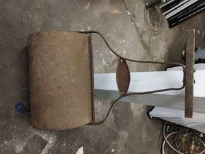 lot 12 image: Vintage Dunham Water Roller