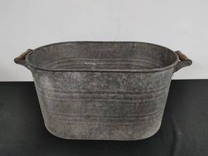 lot 14 image: Galvanized Tub