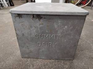lot 17 image: Vintage Summit Dairy Milk Box