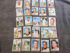 lot 2 image: 25 1970 Topps Baseball Cards...