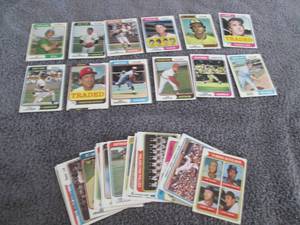 lot 58 image: 25 1974 Topps Baseball Cards...