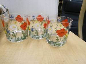 Very pretty set of 8 drinking glasses, all excellent condition