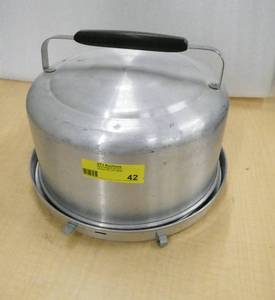 Vintage cake pan with cutting blades on the bottom