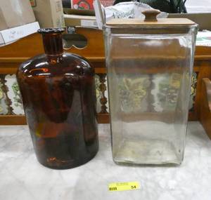Another good glass pair, square container for floursugar and a large water jug, the jug is perfect, the other one just has a chip on the top edge