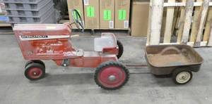 Farmall pedal tractor and wagon - working condition, just needs a new coat of bright red paint