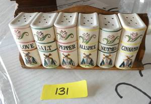 Cute spice rack with shakers all in very good condition