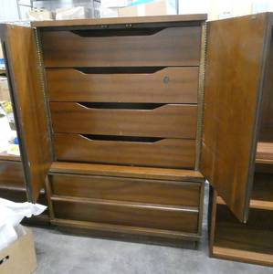 Nice solid wood tall dresser, 4 top drawers behind doors and 2 bottom drawers, all slide freely