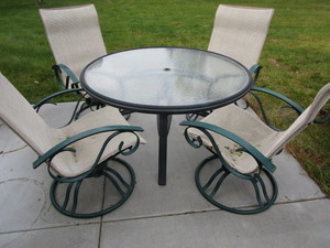 Patio set, glass top table 48Dx27....