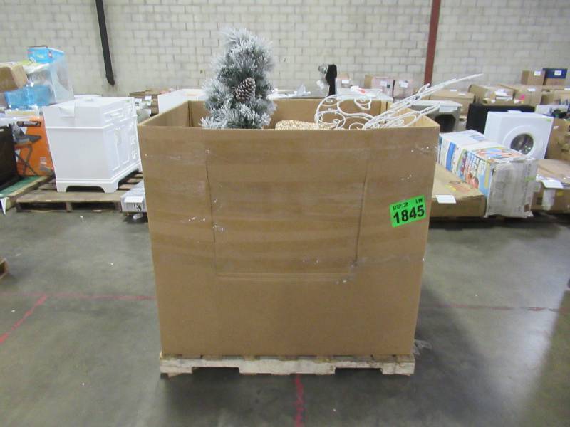 lot 344 image: WHOLESALE MIXED PALLET OF MISCELLANEOUS CHRISTMAS LIGHTS & DECORATIONS