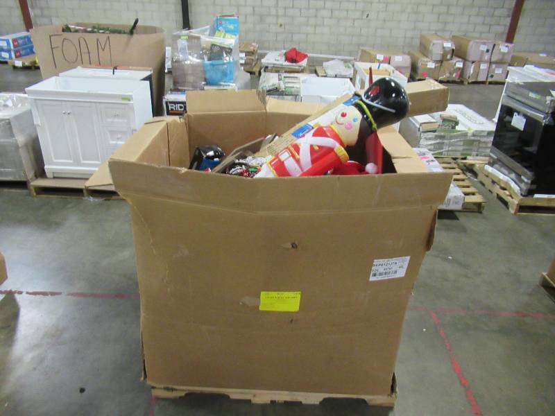 lot 343 image: WHOLESALE MIXED PALLET OF MISCELLANEOUS CHRISTMAS LIGHTS & DECORATIONS