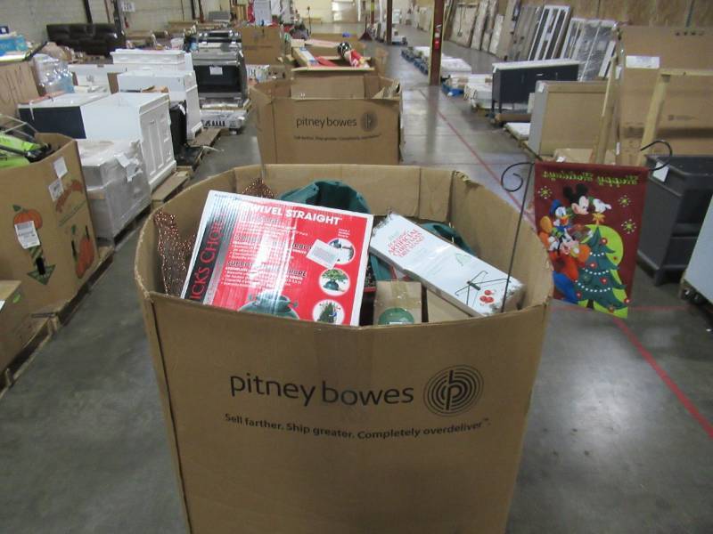 lot 342 image: WHOLESALE MIXED PALLET OF MISCELLANEOUS CHRISTMAS LIGHTS & DECORATIONS
