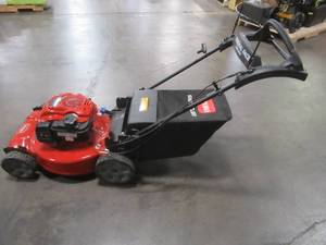 lot 12 image: TORO Recycler 22 in. Briggs And Stratton Personal Pace Rear Wheel Drive Walk Behind Gas Self Propelled Lawn Mower with Bagger 21462 - Will Not Start - Used.