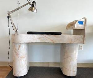 lot 8 image: Manicure Station Desk with Lamp