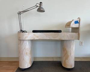 lot 9 image: Manicure Station Desk with Lamp