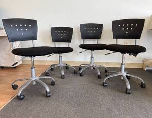 lot 22 image: Lot of 4 Adjustable Height Small Office Chairs.  