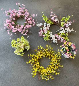 lot 27 image: Lot of 5 Floral Decor Wall Wreaths and Plants