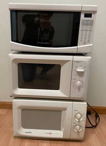 lot 42 image: Lot of 3 Countertop Microwaves