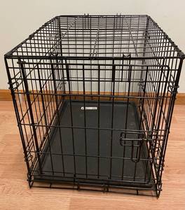 lot 43 image: Small Wire Dog Kennel