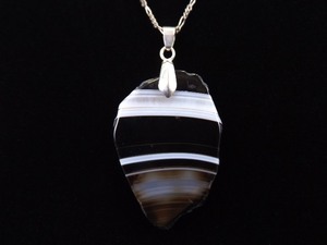 lot 7 image: .925 Sterling Silver Large Flat Agate Pendant Necklace