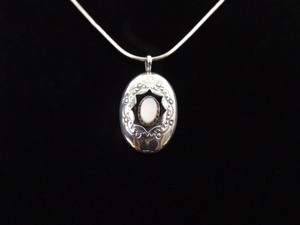 lot 12 image: .925 Sterling Silver Navajo Mother of Pearl Pendant Necklace