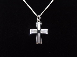 lot 14 image: .925 Sterling Silver Inlayed Mother of Pearl Cross Pendant Necklace