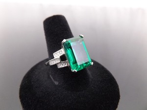 lot 42 image: .925 Sterling Silver Emerald Crystal Ring Size 9