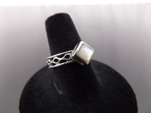 lot 54 image: .925 Sterling Silver Scrolled Mother of Pearl Ring Size 7.5