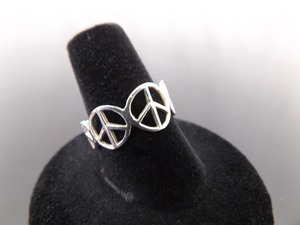 lot 70 image: .925 Sterling Silver Peace Ring Size 7.75