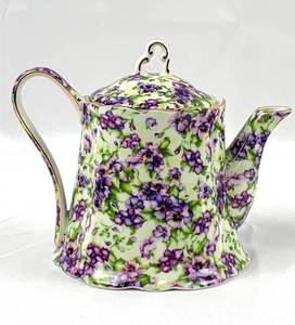 lot 160 image: Purple Paradise Dessert Trays and Teapot
