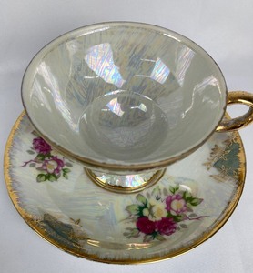 lot 108 image: Lovely Vintage Collection of Assorted Floral Design Tea Cups & Saucers