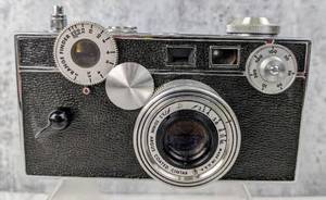 lot 30 image: 1950s 50mm Argus Rangefinder Camera with Coated Cintar Lens  & Leather Case