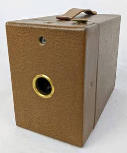 lot 32 image: Vintage Eastman Kodak 1930 50th Anniversary Box Camera, and Kodalife IV Flasholder
