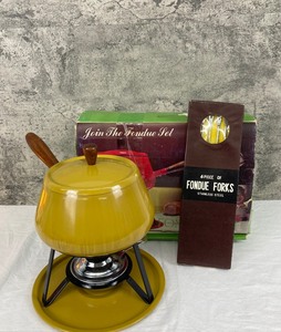 lot 141 image: Vintage Indoor Bubble Lights and Harvest Gold Fondue Set