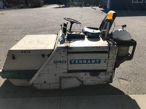 lot 2 image: 2000 Tennant 240 Sweeper
