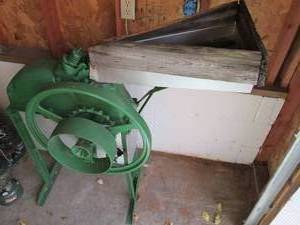 lot 2 image: Nice condition Hand crank Grinder p...