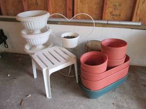 lot 13 image: Lot of plastic planters and a wood ...