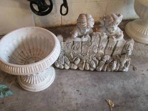 lot 26 image: Resin welcome yard decor and small ...