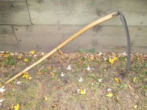 lot 33 image: Wood handle sythe 32blade...