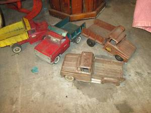 lot 57 image: Lot of vintage toy trucks...